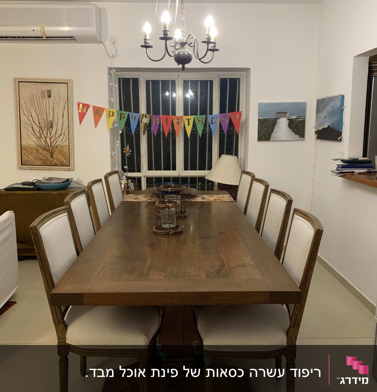 שולחן עץ עם כיסאות מרופדים בלבן